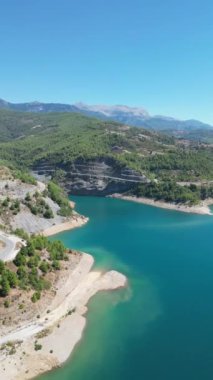 4 km 'de havza kanyon drone görüntüsü. Yüksek kalite 4k görüntü 