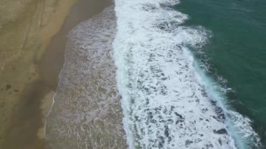 Dalgalar, kumsal, deniz köpüğü. Yüksek kalite 4k görüntü