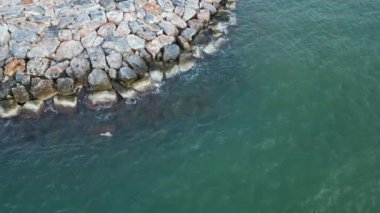 İHA uçuş sahili kayaları turkuaz deniz. Yüksek kalite 4k görüntü