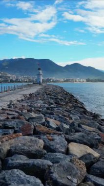 İHA uçuş sahili kayaları turkuaz deniz. Yüksek kalite 4k görüntü