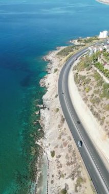 İnsansız hava aracı sahil yolundan muhteşem manzaralı insansız hava aracı yolu. Yüksek kalite 4k görüntü