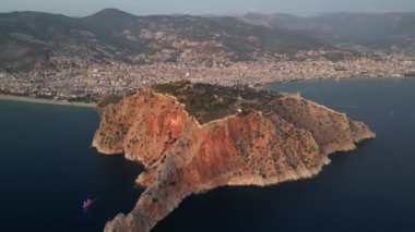 Günbatımında deniz kıyısındaki uçurumlar. Yüksek kalite 4k görüntü