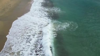 Dalgalar, kumsal, deniz köpüğü. Yüksek kalite 4k görüntü