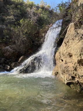 Şelale ağaçları sonbahar dağı taşları 4k