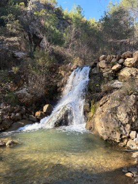 Şelale ağaçları sonbahar dağı taşları 4k