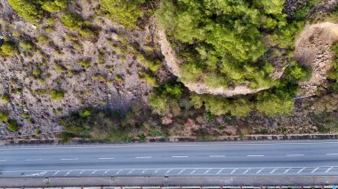 Sahil boyunca yol, bir İHA 'dan tatil köyü manzarası. 