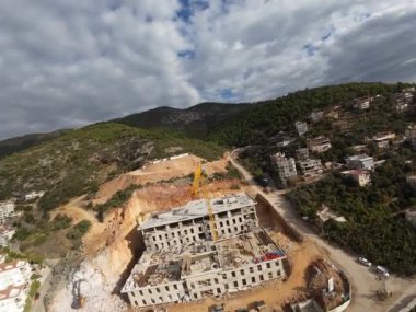 İnsansız hava aracı görüntüsü dağlarda doğa teknolojisi. Yüksek kalite 4k görüntü