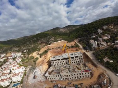 İnsansız hava aracı görüntüsü dağlarda doğa teknolojisi. Yüksek kalite 4k görüntü