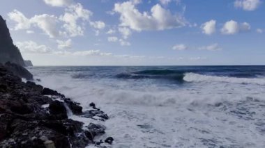 Deniz dalgaları ve köpüklü kaya kumsalının drone görüntüsü. Yüksek kalite 4k görüntü