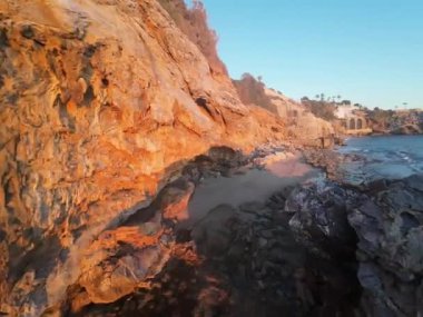 Gün batımı kıyı manzarası. Yüksek kaliteli FullHD görüntüler