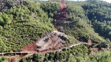 Drone uçuş dağları kozalaklı orman temiz mavi gökyüzü 4k