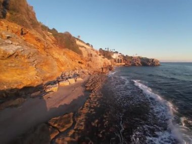 Gün batımı kıyı manzarası. Yüksek kaliteli FullHD görüntüler