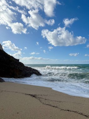 Dalgalar kumlu sahil. Yüksek kalite fotoğraf