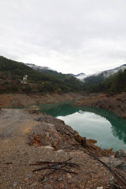Dağlık, sisli bir manzara. Yüksek kalite fotoğraf