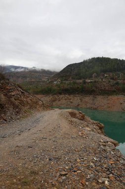 Dağlık, sisli bir manzara. Yüksek kalite fotoğraf