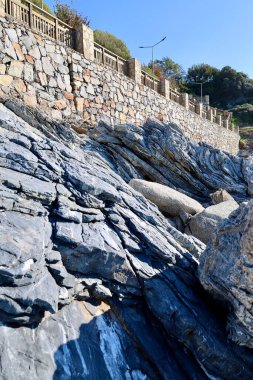 Rocky sahil duvarı. Yüksek kalite fotoğraf