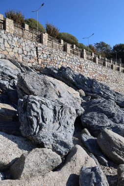 Rocky sahil duvarı. Yüksek kalite fotoğraf