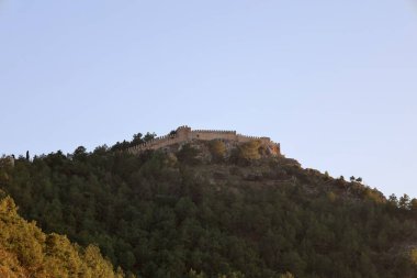 Tepedeki antik kale. Yüksek kalite fotoğraf