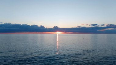 Sakin okyanus gün batımı bulutlu, etkileyici