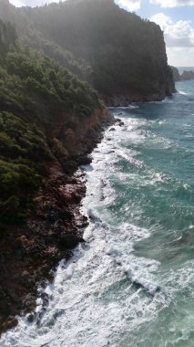 Okyanus kıyısındaki kayalık sahil sörfçüsünden dalgaların görüntüsü. Yüksek kalite fotoğraf
