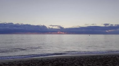 Günbatımı okyanus ufku drone görüntüsü 