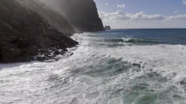Deniz dalgaları ve köpüklü kaya kumsalının drone görüntüsü. Yüksek kalite 4k görüntü