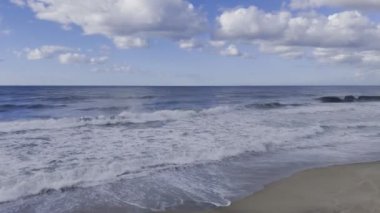 Dalgalar kumlu sahil. Yüksek kalite 4k görüntü