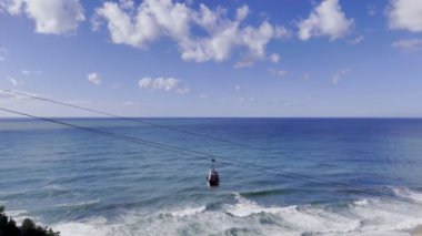 Deniz uçağı görüntüsünde okyanus teleferiği.