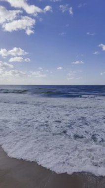 Dalgalar kumlu sahil. Yüksek kalite 4k görüntü