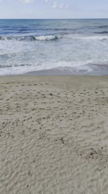 Dalgalar kumlu sahil. Yüksek kalite 4k görüntü