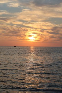 Okyanus günbatımı bulutları. Yüksek kalite fotoğraf