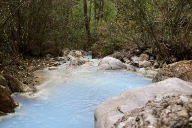 Dağ nehri hidrojen sülfür. Yüksek kalite fotoğraf