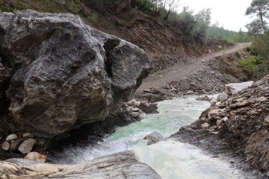 Dağ nehri hidrojen sülfür. Yüksek kalite fotoğraf