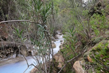 Dağ nehri hidrojen sülfür. Yüksek kalite fotoğraf