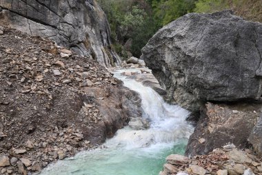 Dağ nehri hidrojen sülfür. Yüksek kalite fotoğraf