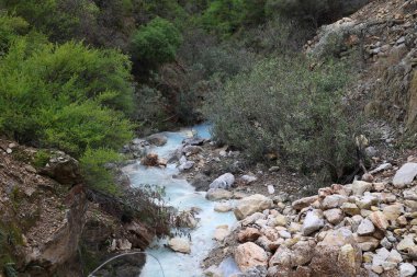 Dağ nehri hidrojen sülfür. Yüksek kalite fotoğraf