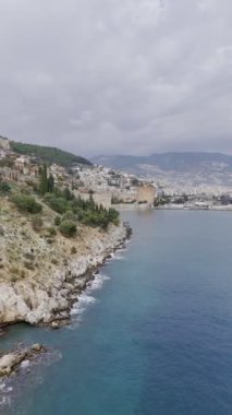 Kayalık okyanus manzaralı. Yüksek kalite 4k görüntü