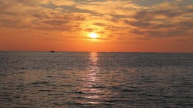 Gün batımı okyanus gökyüzü kararan karanlık gökyüzü. Yüksek kalite fotoğraf