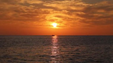 Gün batımı okyanus gökyüzü kararan karanlık gökyüzü. Yüksek kalite fotoğraf