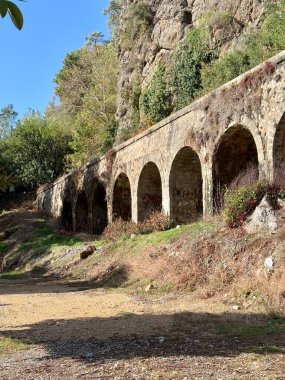 Antik su kaynağı kemer mimari dağları sonbahar. Yüksek kalite fotoğraf