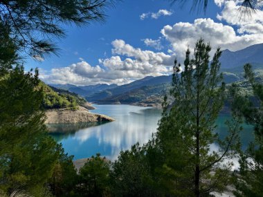 Suyun dağ nehri akışı büyük taşlar. Yüksek kalite fotoğraf