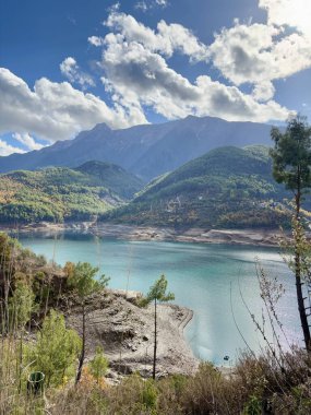 Dağlardaki güzel doğa gölü. Kartpostalların sulu renkleri. Yüksek kalite fotoğraf