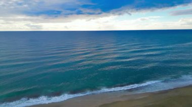 Fpv deniz kumsalı deniz köpüğü İHA uçuşu. Yüksek kalite 4k görüntü