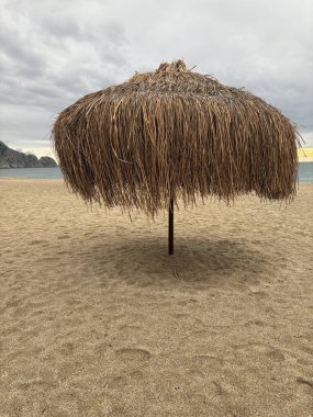 Sahil şemsiyeleri. Yüksek kalite fotoğraf