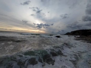 Okyanus dalgaları gökyüzü. Yüksek kalite 4k görüntü