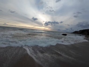 Okyanus bulutlu gün batımı. Yüksek kaliteli FullHD görüntüler