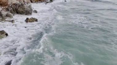 Dalgalar kayalıklara çarpıyor. Yüksek kalite 4k görüntü