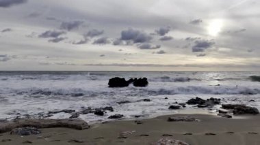 Okyanus bulutlu gün batımı. Yüksek kaliteli FullHD görüntüler