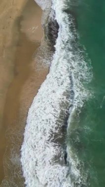 Dalgalar, kumsal, deniz köpüğü. Yüksek kalite 4k görüntü