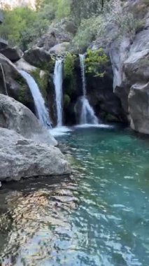 Şelale kayalık havuzu. Yüksek kalite 4k görüntü